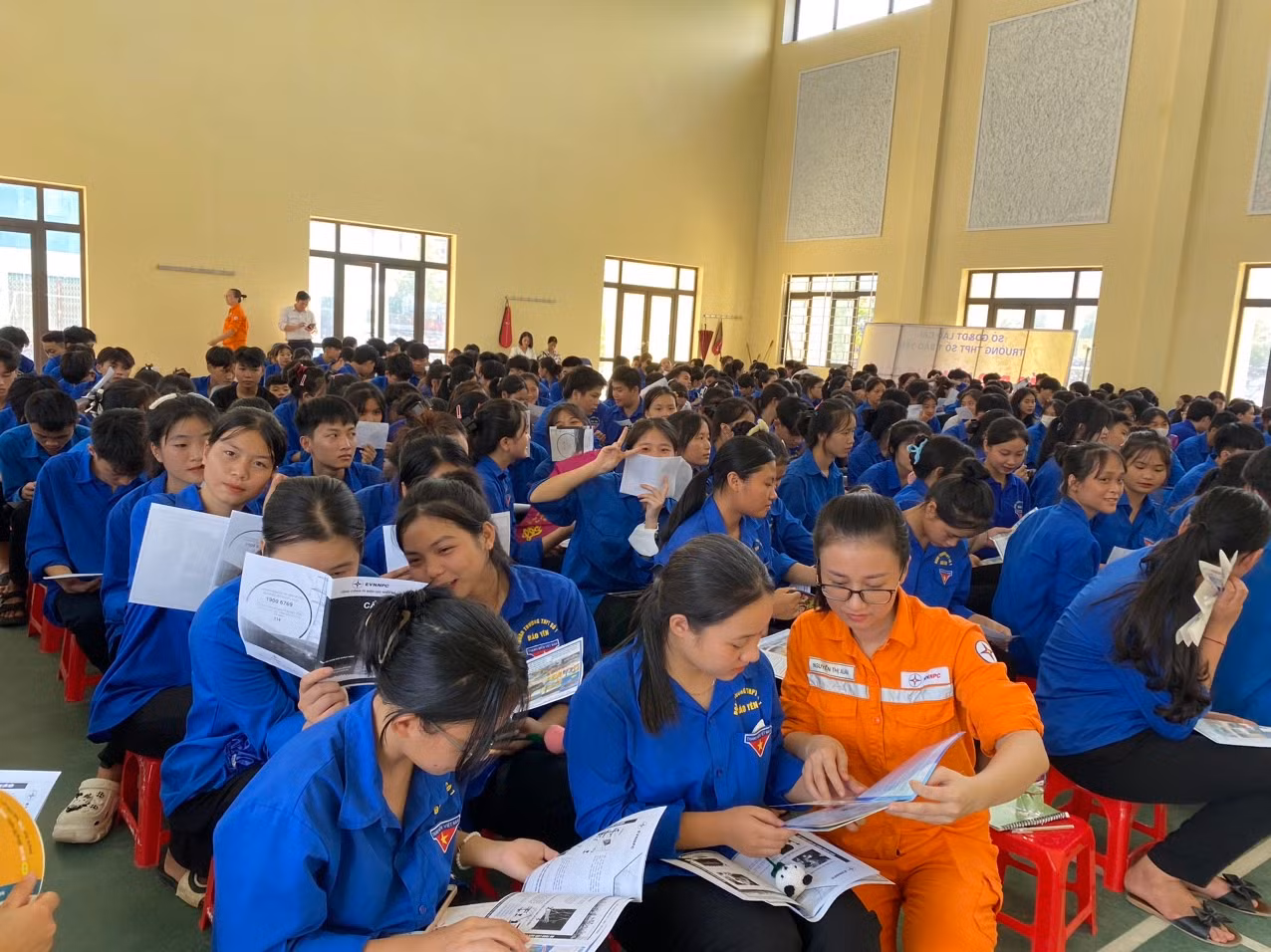 Tuyên truyền sử dụng điện an toàn, tiết kiệm tại trường THPT số 1 Bảo Yên (Lào Cai). Tuyên truyền sử dụng điện an toàn, tiết kiệm tại trường THPT số 1 Bảo Yên (Lào Cai).