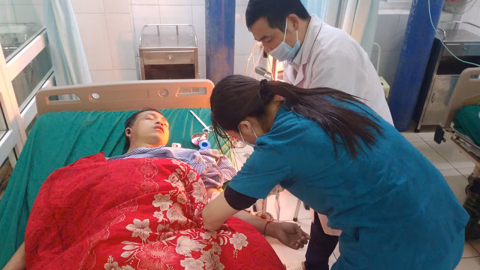 Các nạn nhân đang được cấp cứu tại bệnh viện.
