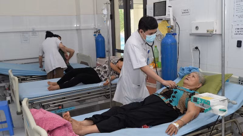 Người dân khám bệnh tại Bệnh viện Nội tiết Lào Cai.