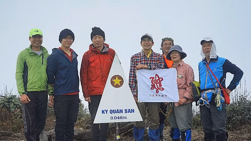 Đoàn khách Hiệp hội leo núi Nhật Bản chinh phục đỉnh Ky Quan San, xã Trung Lèng Hồ, huyện Bát Xát. Đoàn khách Hiệp hội leo núi Nhật Bản chinh phục đỉnh Ky Quan San, xã Trung Lèng Hồ, huyện Bát Xát.