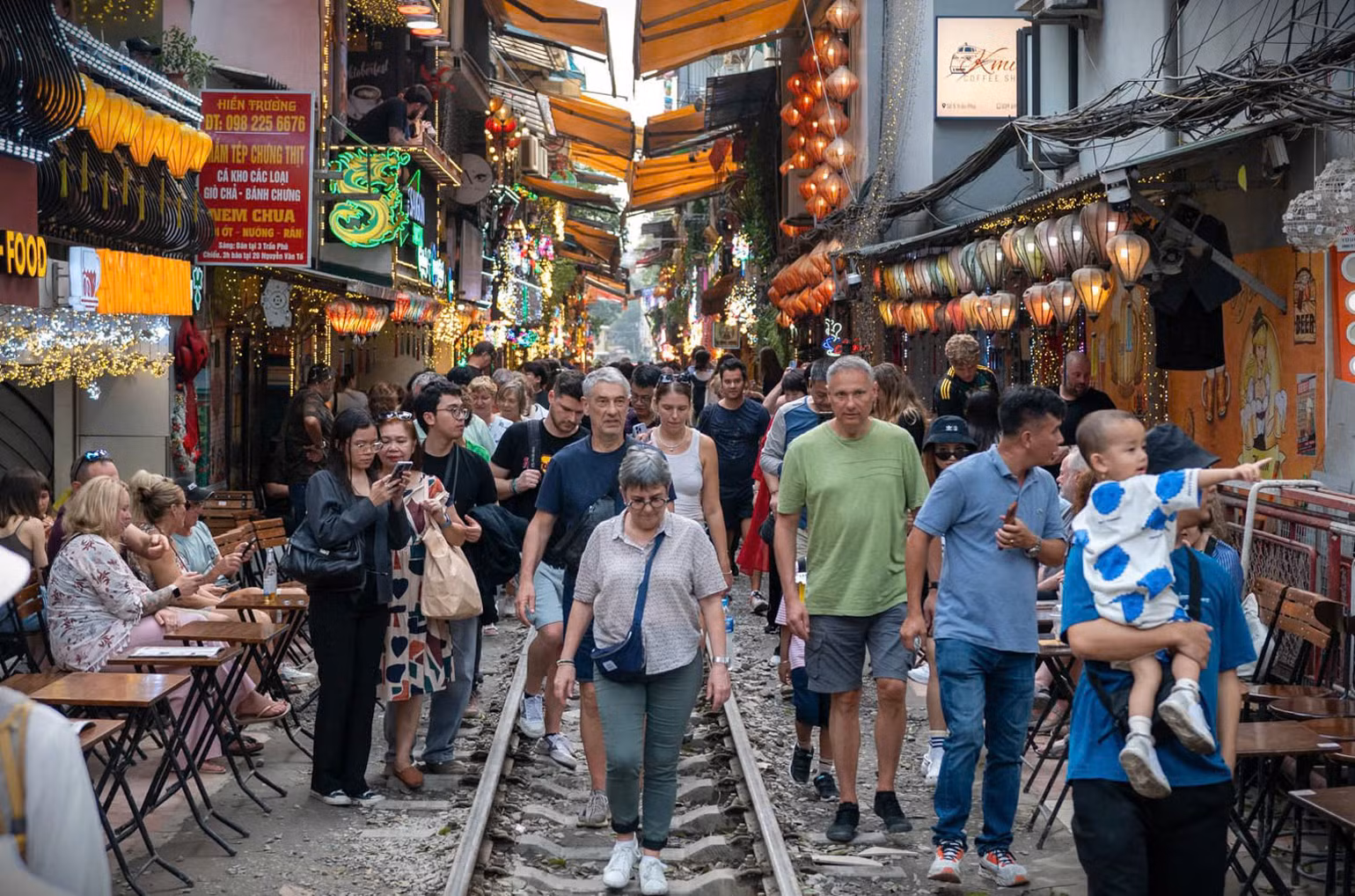 Trước khi tổ công tác đi kiểm tra, khu vực đường tàu này rất đông du khách, hàng quán kê sát đường tàu tiềm ẩn nguy cơ tai nạn. (Ảnh: DIỆU THƯƠNG)