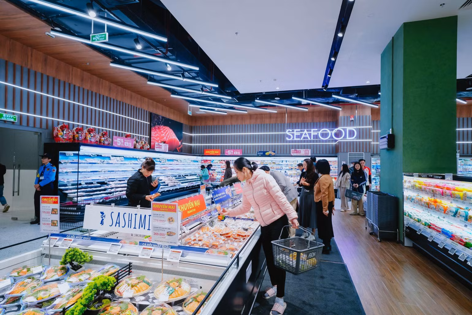 Khu vực siêu thị tại AEON Xuân Thủy với đa dạng mặt hàng chất lượng cao, đáp ứng nhu cầu của mọi gia đình. Khu vực siêu thị tại AEON Xuân Thủy với đa dạng mặt hàng chất lượng cao, đáp ứng nhu cầu của mọi gia đình.