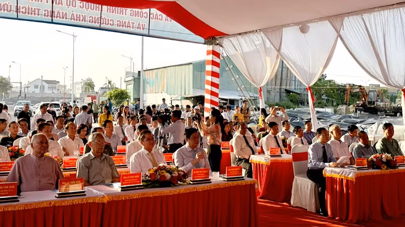 Lãnh đạo thành phố Cần Thơ, đại biểu tham dự lễ thông xe kỹ thuật cầu Trần Hoàng Na.