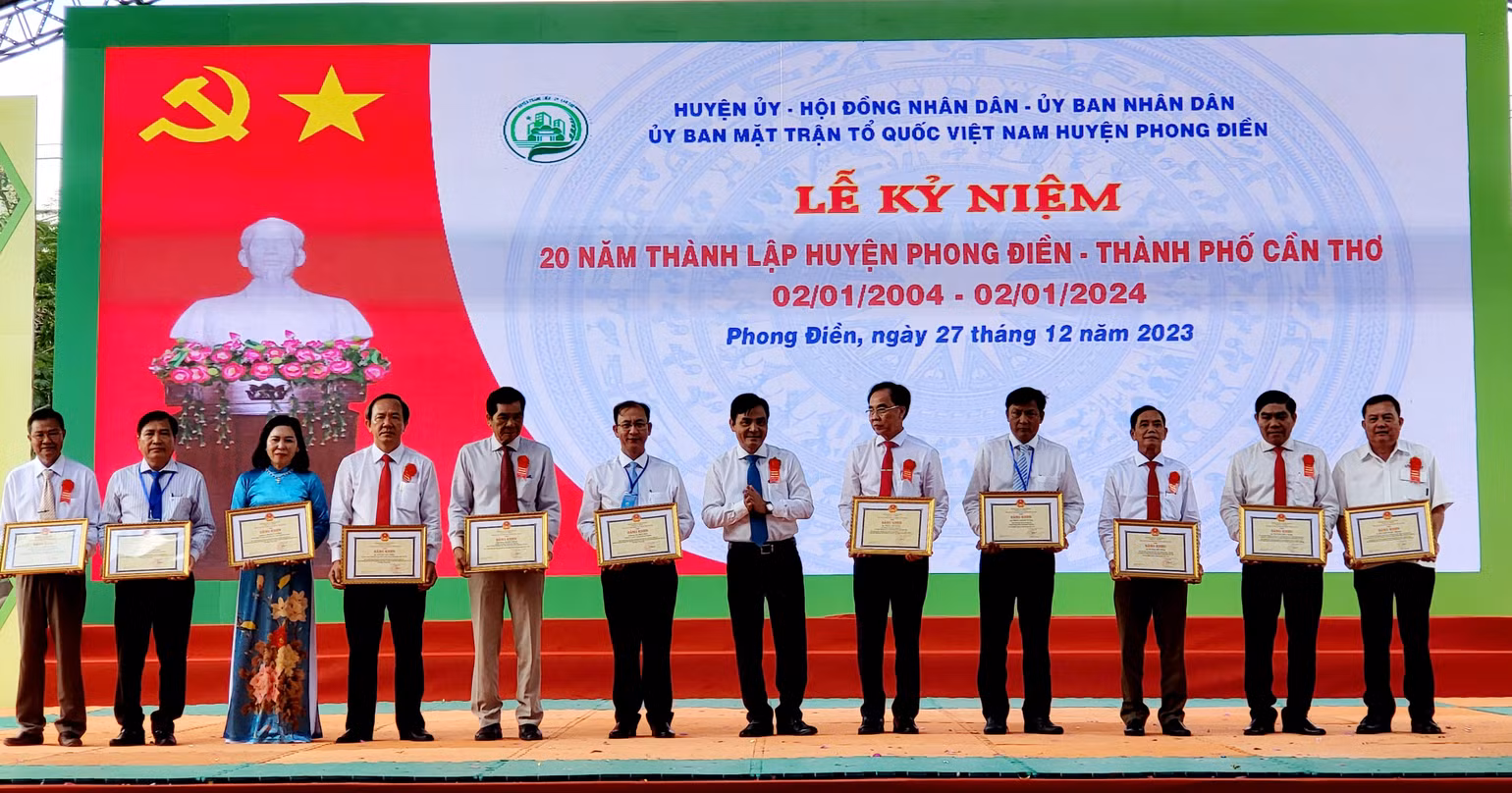 Lãnh đạo thành phố Cần Thơ trao tặng bằng khen cho các các nhân có nhiều đóng góp trong xây dựng và phát triển huyện Phong Điền. Lãnh đạo thành phố Cần Thơ trao tặng bằng khen cho các các nhân có nhiều đóng góp trong xây dựng và phát triển huyện Phong Điền.