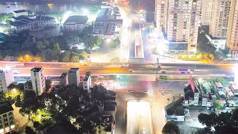 Hầm chui Lê Văn Lương-Tố Hữu là hầm chui thứ tư của Hà Nội, có chiều dài hầm và gờ chắn hai đầu là 475m, trong đó, phần hầm kín dài 95m, hầm hở và gờ chắn dài 380m với bốn làn xe.