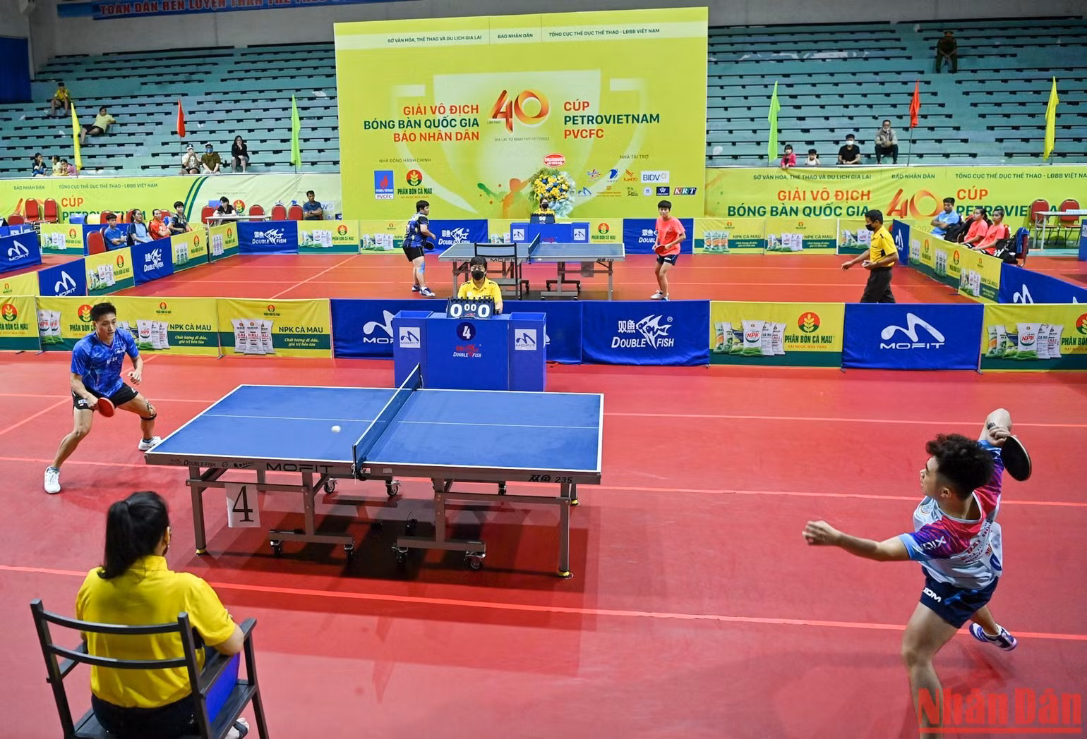 Trận chung kết đồng đội nam và đồng đội nữ tại nhà thi đấu thể thao tỉnh Gia Lại tối 14/7.