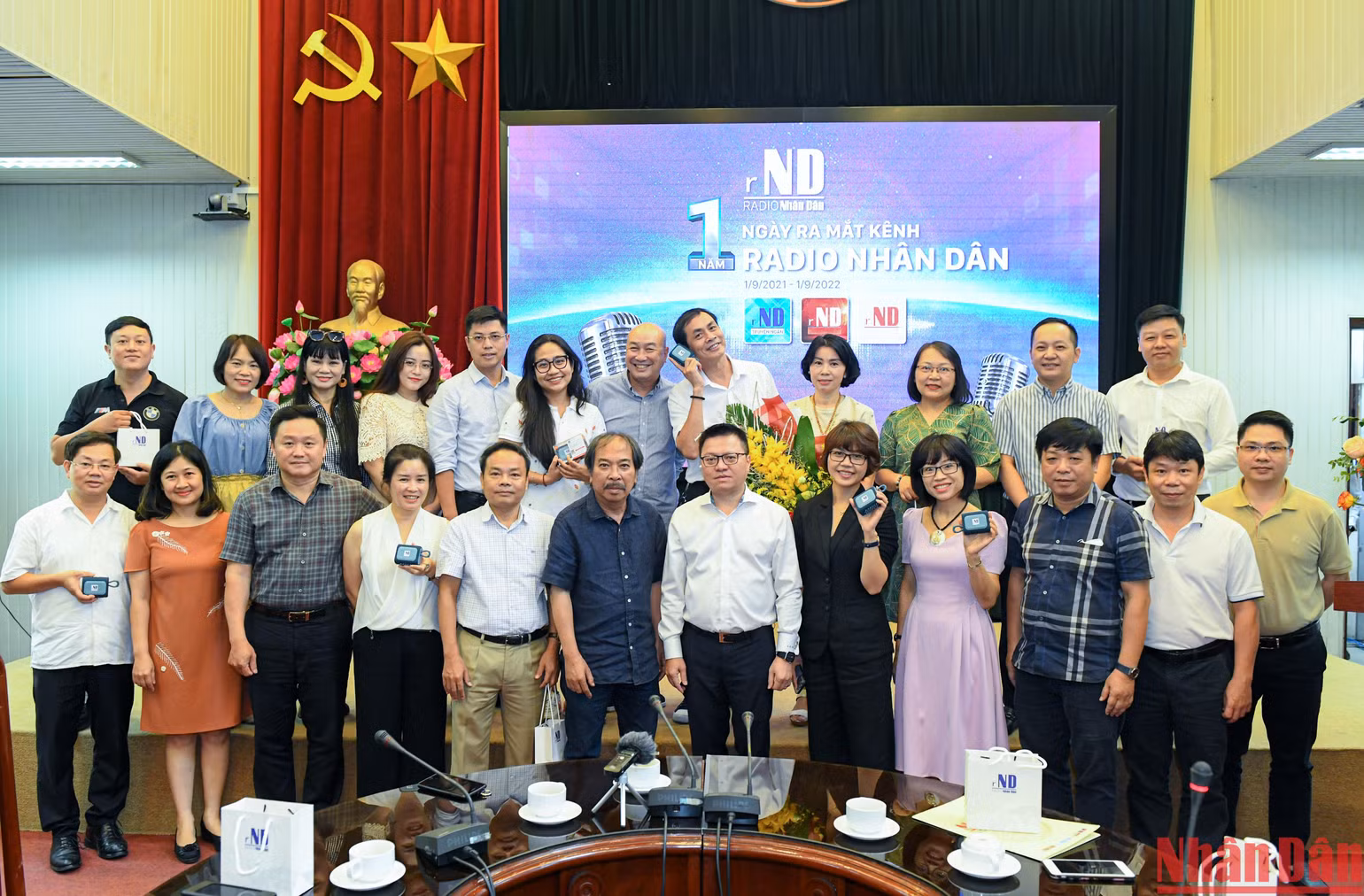 Lãnh đạo Báo Nhân Dân chụp ảnh kỷ niệm cùng các cán bộ, cộng tác viên phụ trách nội dung và hạ tầng Radio Nhân Dân. Lãnh đạo Báo Nhân Dân chụp ảnh kỷ niệm cùng các cán bộ, cộng tác viên phụ trách nội dung và hạ tầng Radio Nhân Dân.