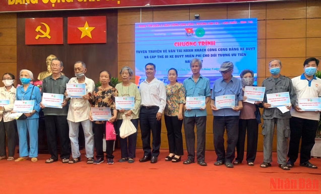 Người già trên 70 tuổi được Trung tâm Quản lý Giao thông công cộng Thành phố Hồ Chí Minh phát thẻ đi xe buýt miễn phí.