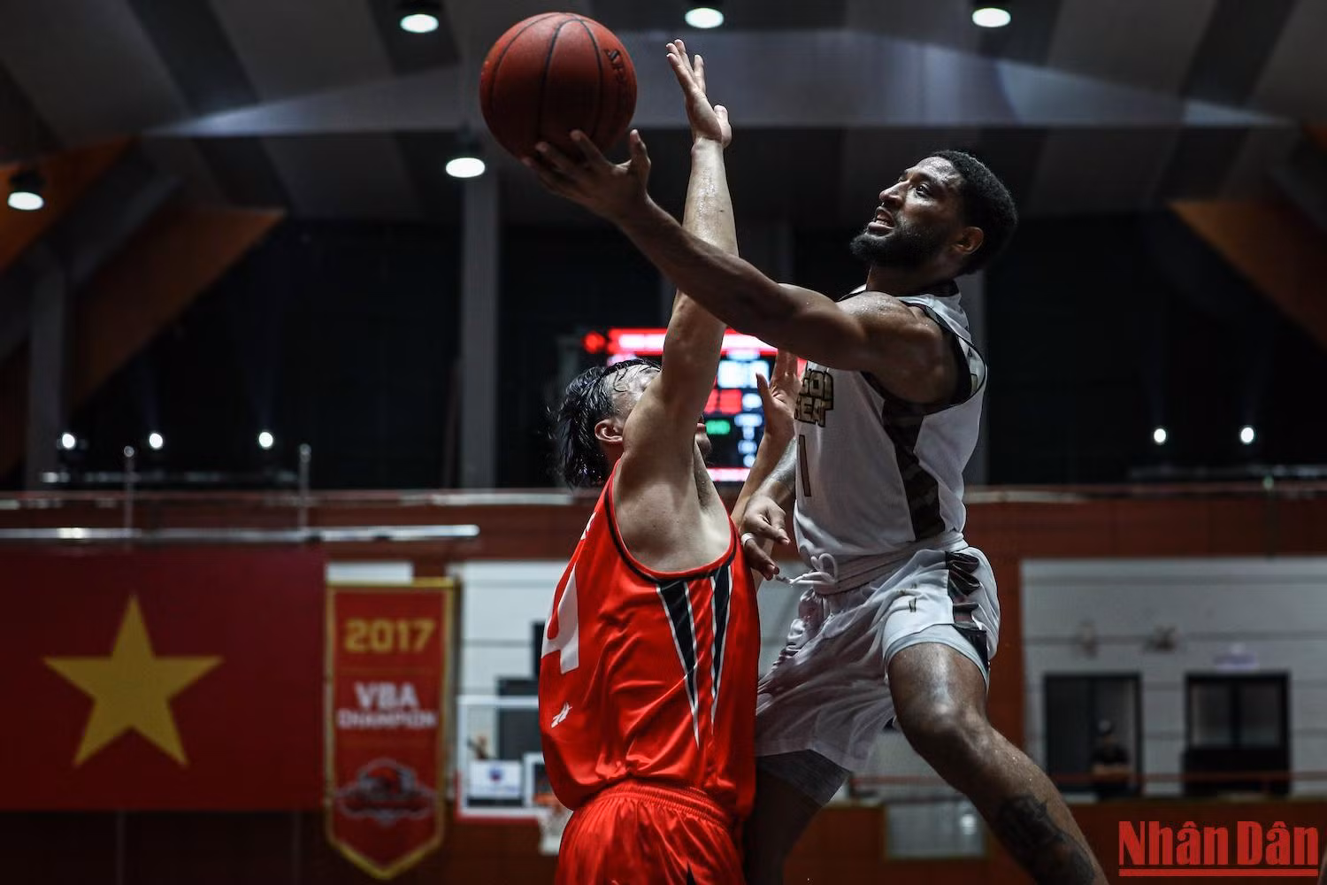 Chỉ trong hai phút cuối, Saigon Heat thực hiện chiến thuật bắt người toàn sân khiến Thang Long Warriors vỡ trận Chỉ trong hai phút cuối, Saigon Heat thực hiện chiến thuật bắt người toàn sân khiến Thang Long Warriors vỡ trận