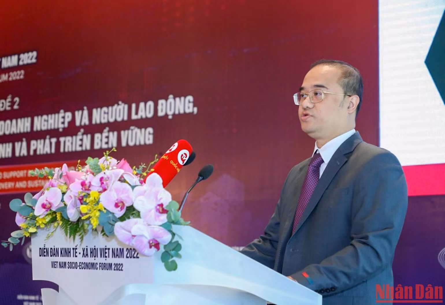Trường Đại học Kinh tế, Đại học Quốc gia Hà Nội trình bày tham luận tại hội thảo.