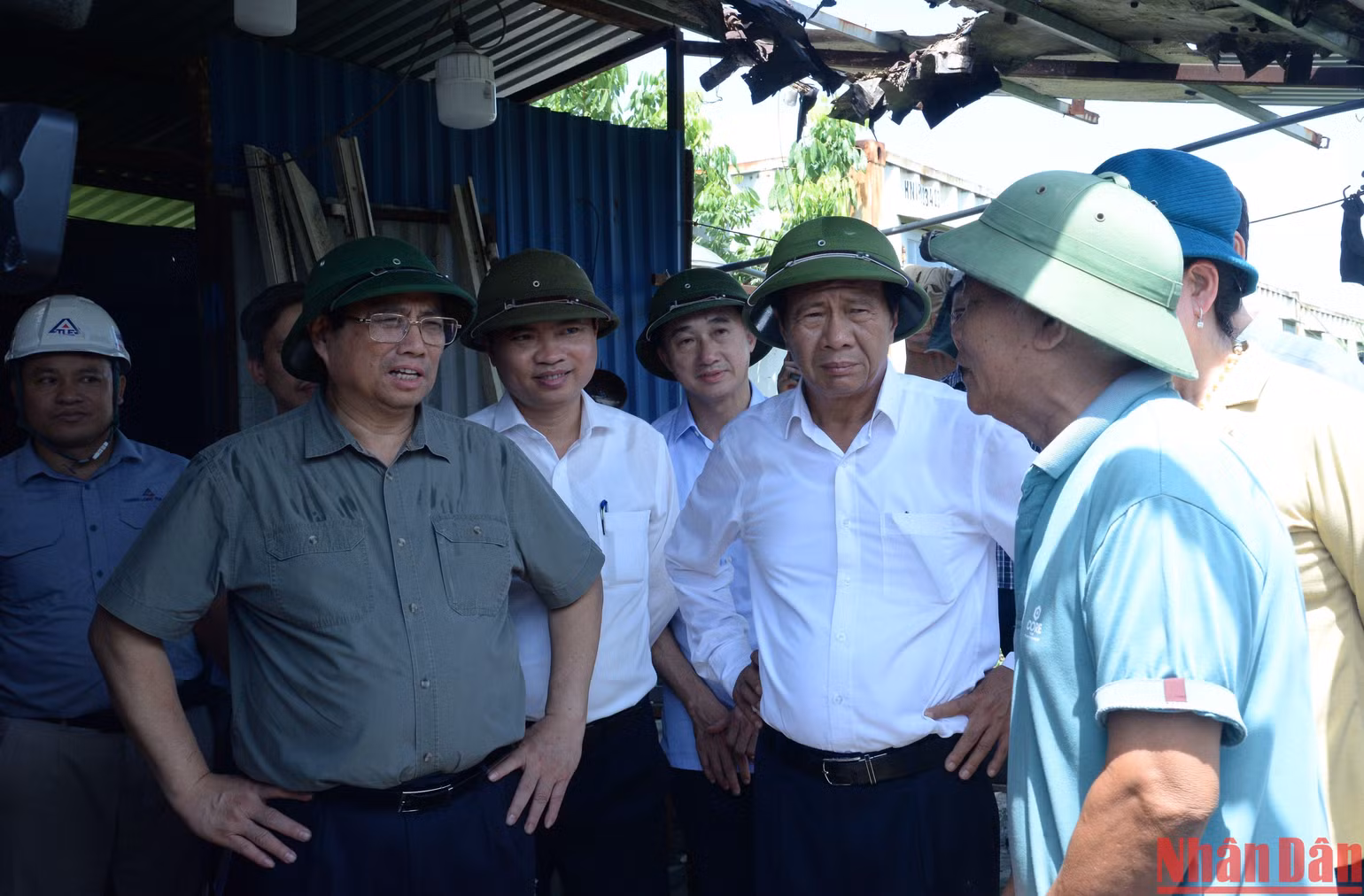 Thủ tướng Phạm Minh Chính hỏi chuyện ông Nguyễn Hữu Thuận - một người trông coi kho tại công trường xây dựng Cơ sở 2 Bệnh viện Hữu nghị Việt Đức tại thành phố Phủ Lý, Hà Nam. Thủ tướng Phạm Minh Chính hỏi chuyện ông Nguyễn Hữu Thuận - một người trông coi kho tại công trường xây dựng Cơ sở 2 Bệnh viện Hữu nghị Việt Đức tại thành phố Phủ Lý, Hà Nam.