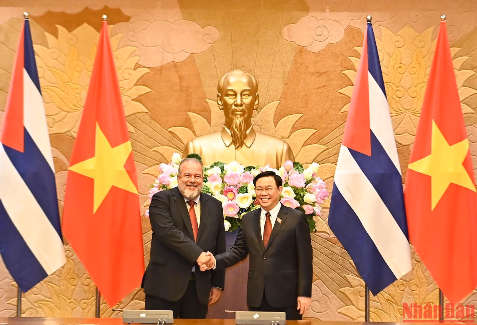 Chủ tịch Quốc hội Vương Đình Huệ và Thủ tướng Cộng hoà Cuba Manuel Marrero Cruz tại buổi hội kiến. (Ảnh: Duy Linh)