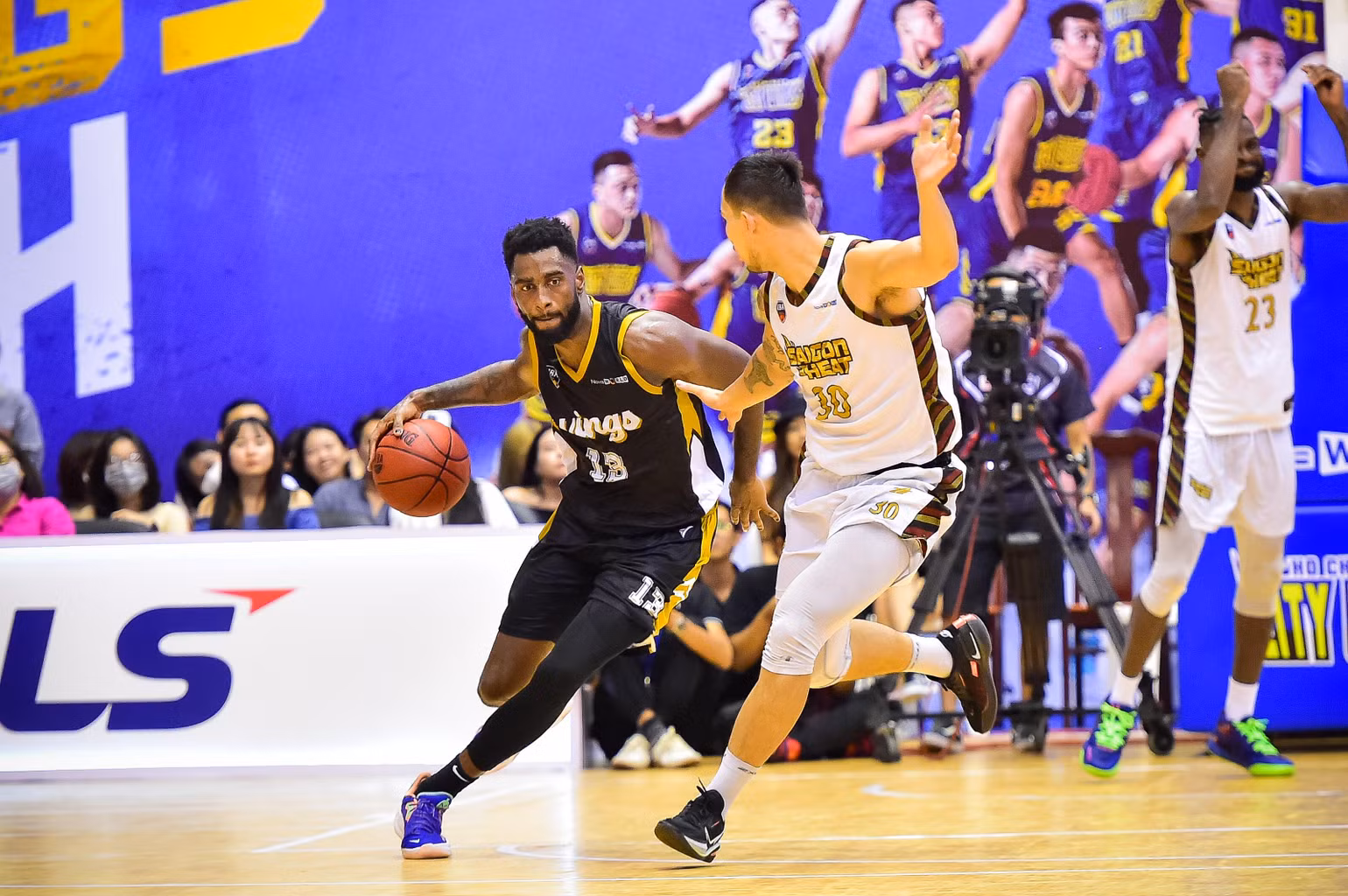 Desean Parsons giúp Ho Chi Minh City Wings sắc nét hơn trong những pha phản công ở hiệp 3.