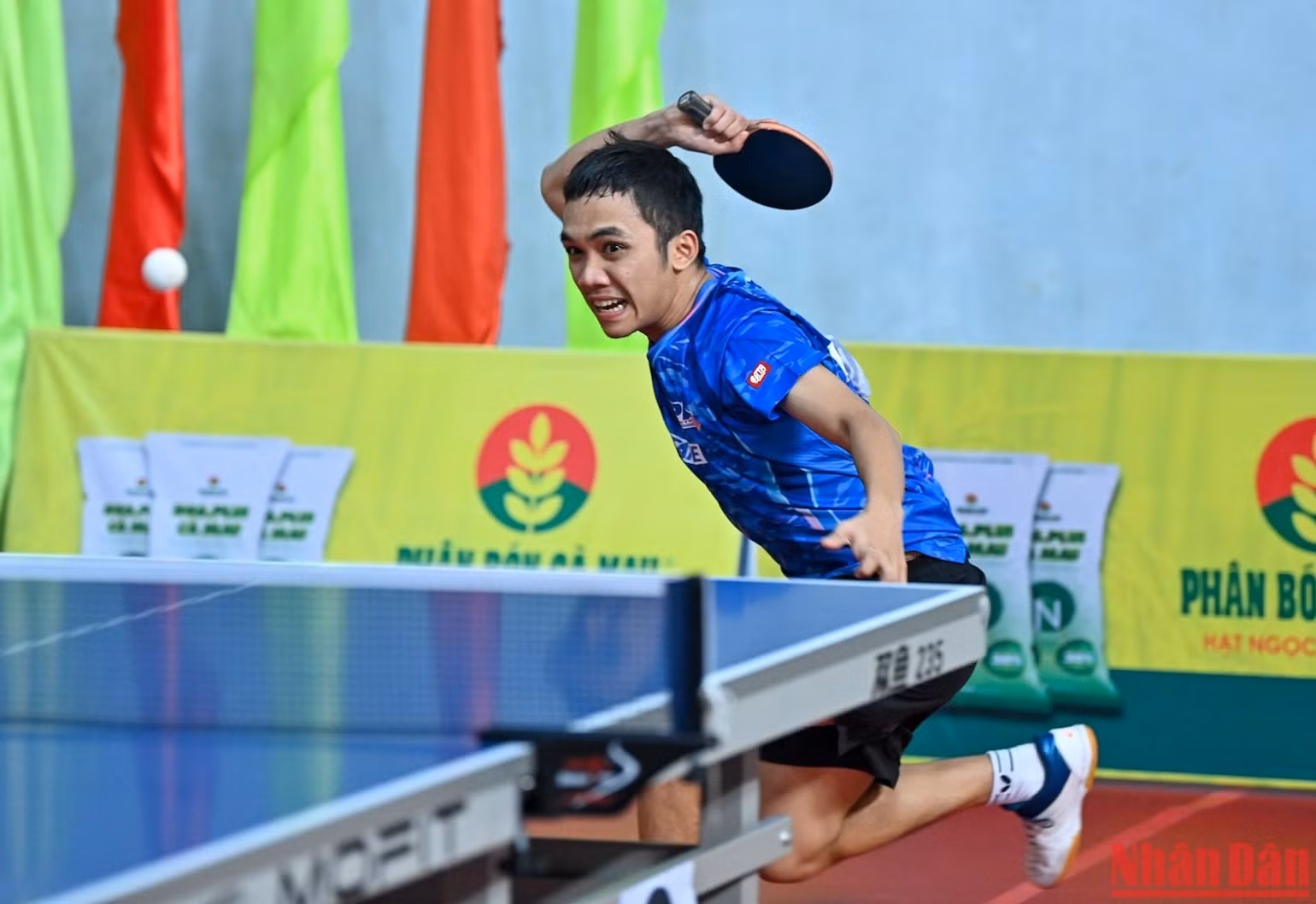 Đinh Anh Hoàng giành chiến thắng sít sao với tỷ số 4-3 trước Lê Tiến Đạt tại vòng tứ kết. Đinh Anh Hoàng giành chiến thắng sít sao với tỷ số 4-3 trước Lê Tiến Đạt tại vòng tứ kết.