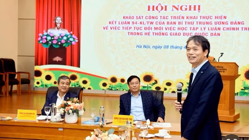 Giáo sư, Tiến sĩ Phạm Hồng Chương, Giám đốc Đại học Kinh tế quốc dân đề xuất với đoàn khảo sát.