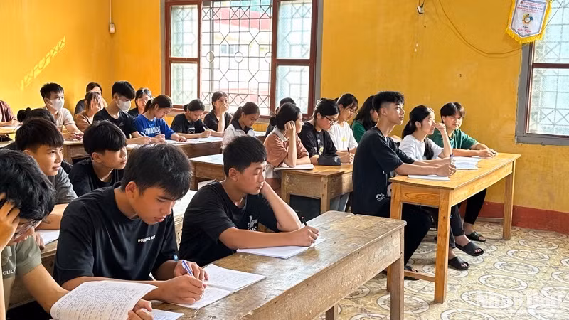 Học sinh lớp 12 Trường trung học phổ thông Chợ Mới (huyện Chợ Mới, tỉnh Bắc Kạn) ôn tập trước Kỳ thi tốt nghiệp trung học phổ thông 2023.