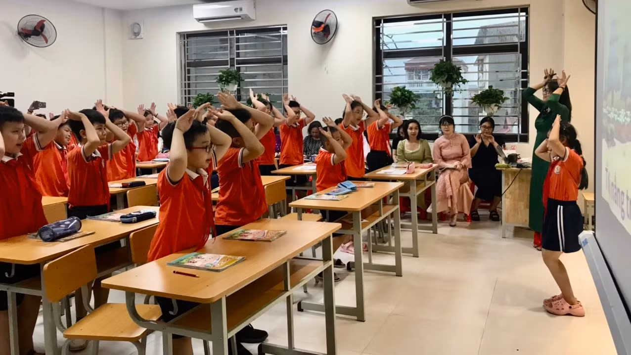 Học sinh Trường tiểu học Hoàng Diệu bắt đầu môn học bằng bài hát cùng với động tác vui nhộn. Học sinh Trường tiểu học Hoàng Diệu bắt đầu môn học bằng bài hát cùng với động tác vui nhộn.