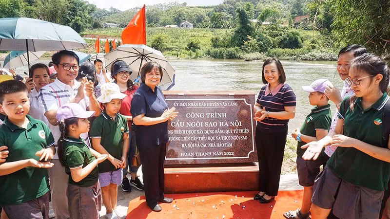 Cây cầu giúp người dân và học sinh chấm dứt cảnh lội sông nguy hiểm khi tham gia học tập, sản xuất, giao thông đi lại hằng ngày. Cây cầu giúp người dân và học sinh chấm dứt cảnh lội sông nguy hiểm khi tham gia học tập, sản xuất, giao thông đi lại hằng ngày.