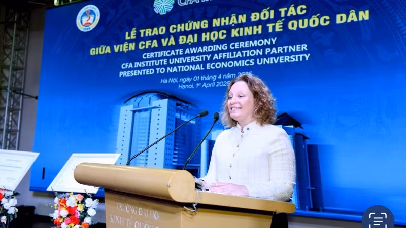 Tổng giám đốc Quan hệ đối tác chiến lược và phát triển kinh doanh của Viện CFA Dana Day. Tổng giám đốc Quan hệ đối tác chiến lược và phát triển kinh doanh của Viện CFA Dana Day.