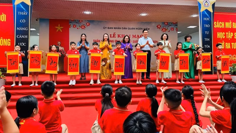 Chủ đề của Tuần lễ hưởng ứng Học tập suốt đời được thể hiện rõ trong buổi lễ. Chủ đề của Tuần lễ hưởng ứng Học tập suốt đời được thể hiện rõ trong buổi lễ.