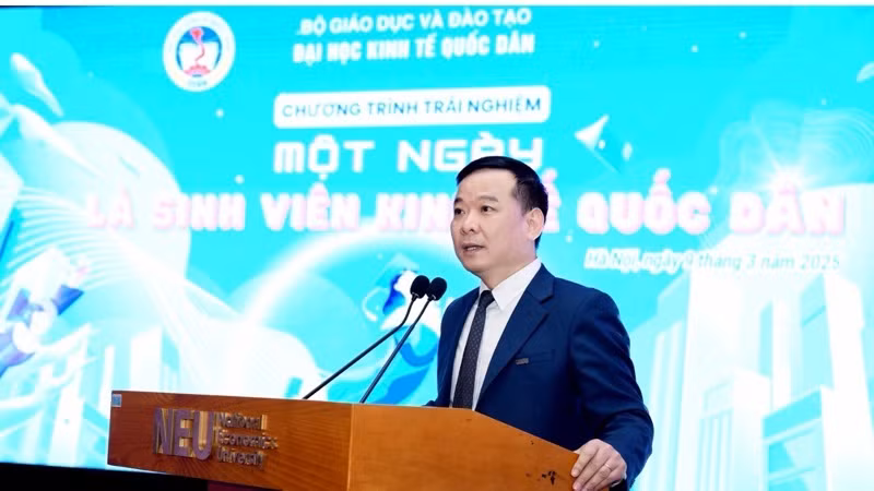 Phó Giám đốc Đại học Kinh tế Quốc dân, Phó giáo sư, Tiến sĩ Bùi Huy Nhượng phát biểu tại chương trình. Phó Giám đốc Đại học Kinh tế Quốc dân, Phó giáo sư, Tiến sĩ Bùi Huy Nhượng phát biểu tại chương trình.