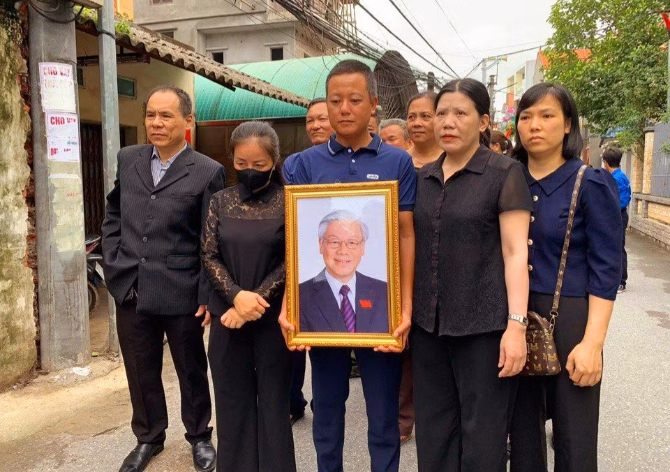 Nhiều người dân đến dâng hương, kính viếng Tổng Bí thư tại quê nhà.