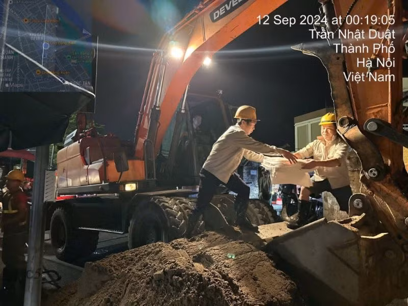 Diễn tập tổ chức hàn cửa khẩu Tân Ấp nằm trên tuyến đê hữu Hồng khi nước sông dâng cao.