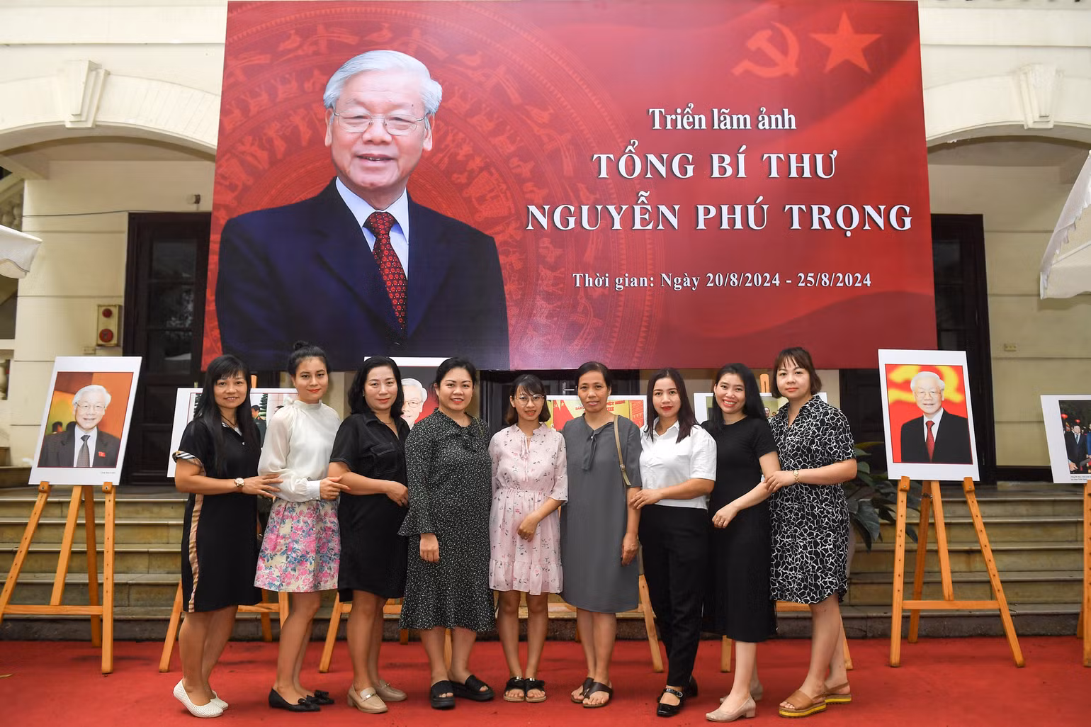 [Ảnh] Giáo viên, học sinh Thủ đô xúc động xem Triển lãm ảnh "Tổng Bí thư Nguyễn Phú Trọng" ảnh 13