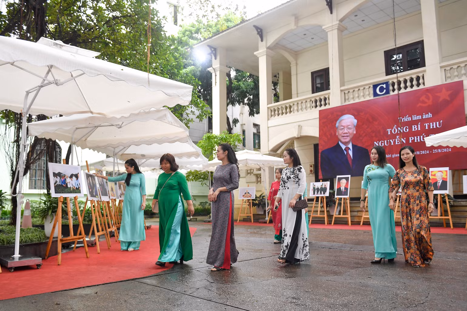[Ảnh] Giáo viên, học sinh Thủ đô xúc động xem Triển lãm ảnh "Tổng Bí thư Nguyễn Phú Trọng" ảnh 10