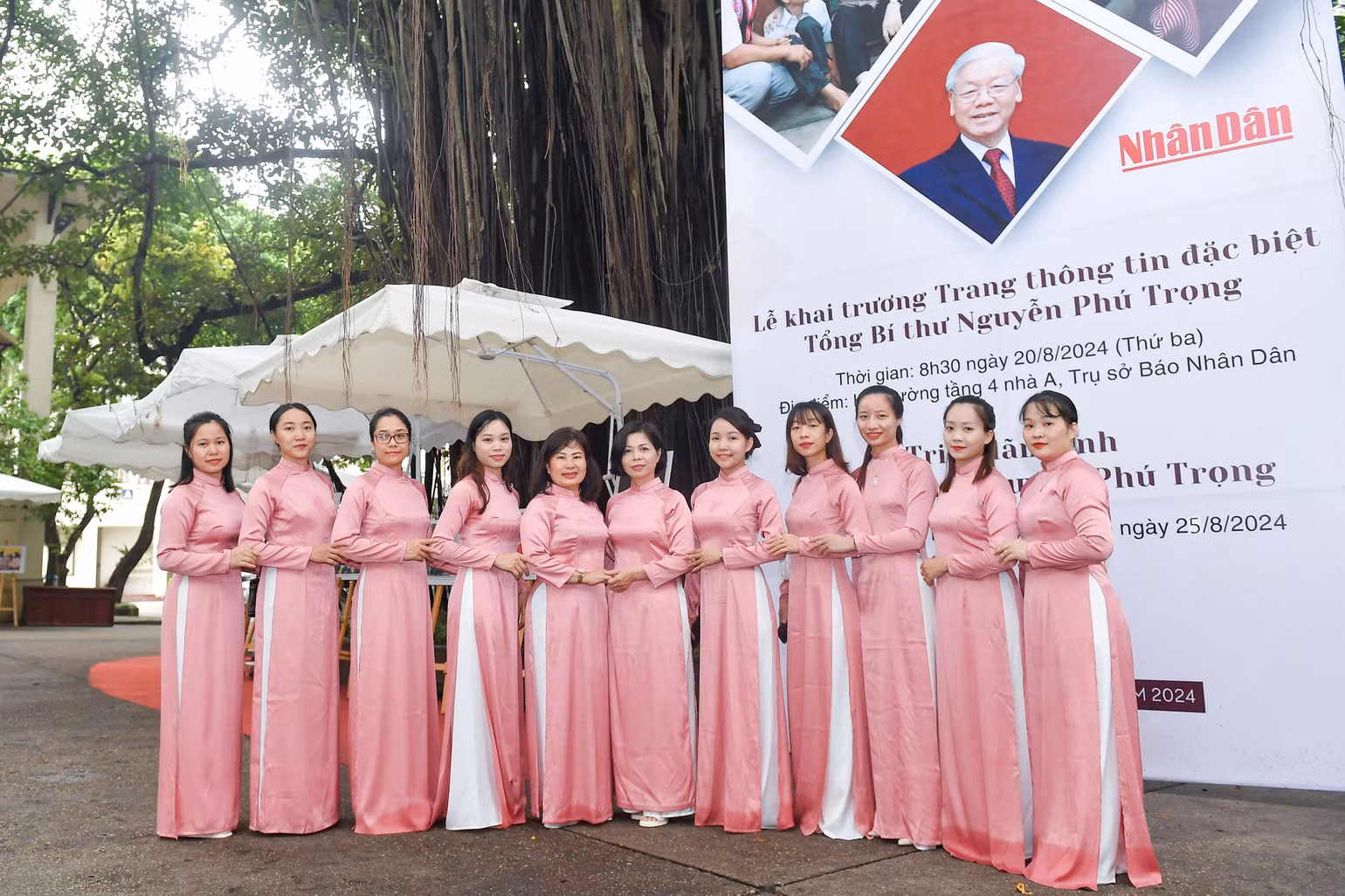 [Ảnh] Giáo viên, học sinh Thủ đô xúc động xem Triển lãm ảnh "Tổng Bí thư Nguyễn Phú Trọng" ảnh 11