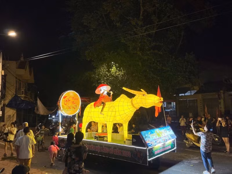 Mô hình đèn lồng hình trâu vàng và chú mục đồng của đội thôn Cam Thịnh. Mô hình đèn lồng hình trâu vàng và chú mục đồng của đội thôn Cam Thịnh.
