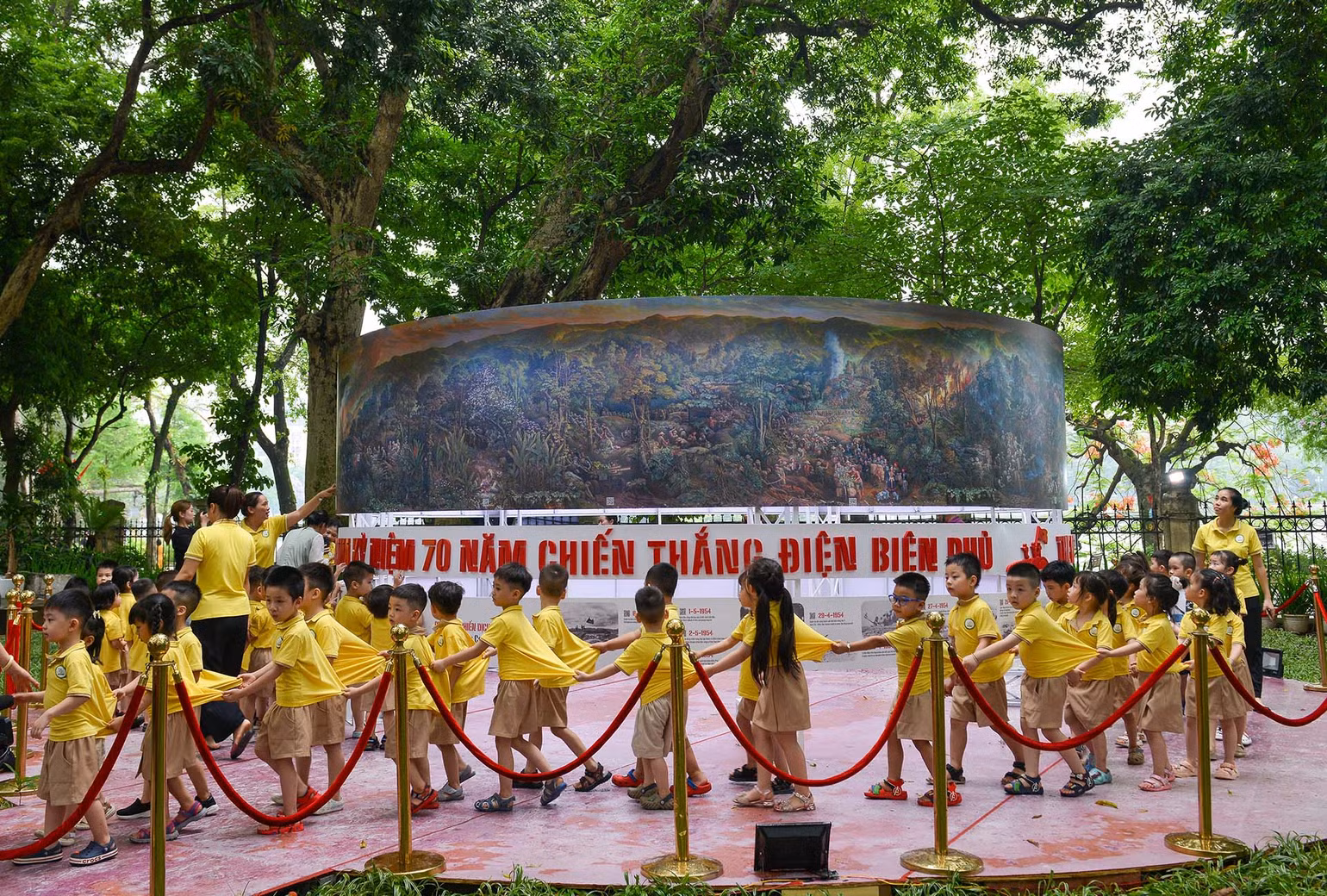 [Ảnh] Nhiều đoàn khách thích thú khám phá tranh panorama về "Chiến dịch Điện Biên Phủ" tại trụ sở Báo Nhân Dân ảnh 6