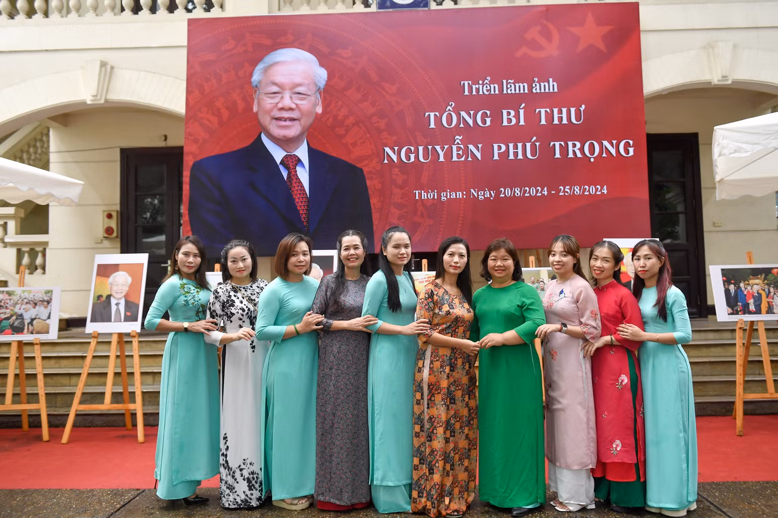 [Ảnh] Giáo viên, học sinh Thủ đô xúc động xem Triển lãm ảnh "Tổng Bí thư Nguyễn Phú Trọng" ảnh 9