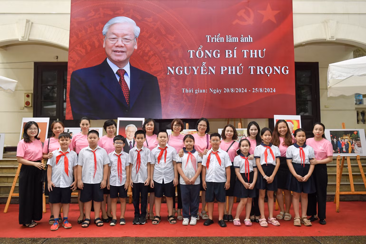 [Ảnh] Giáo viên, học sinh Thủ đô xúc động xem Triển lãm ảnh "Tổng Bí thư Nguyễn Phú Trọng" ảnh 7