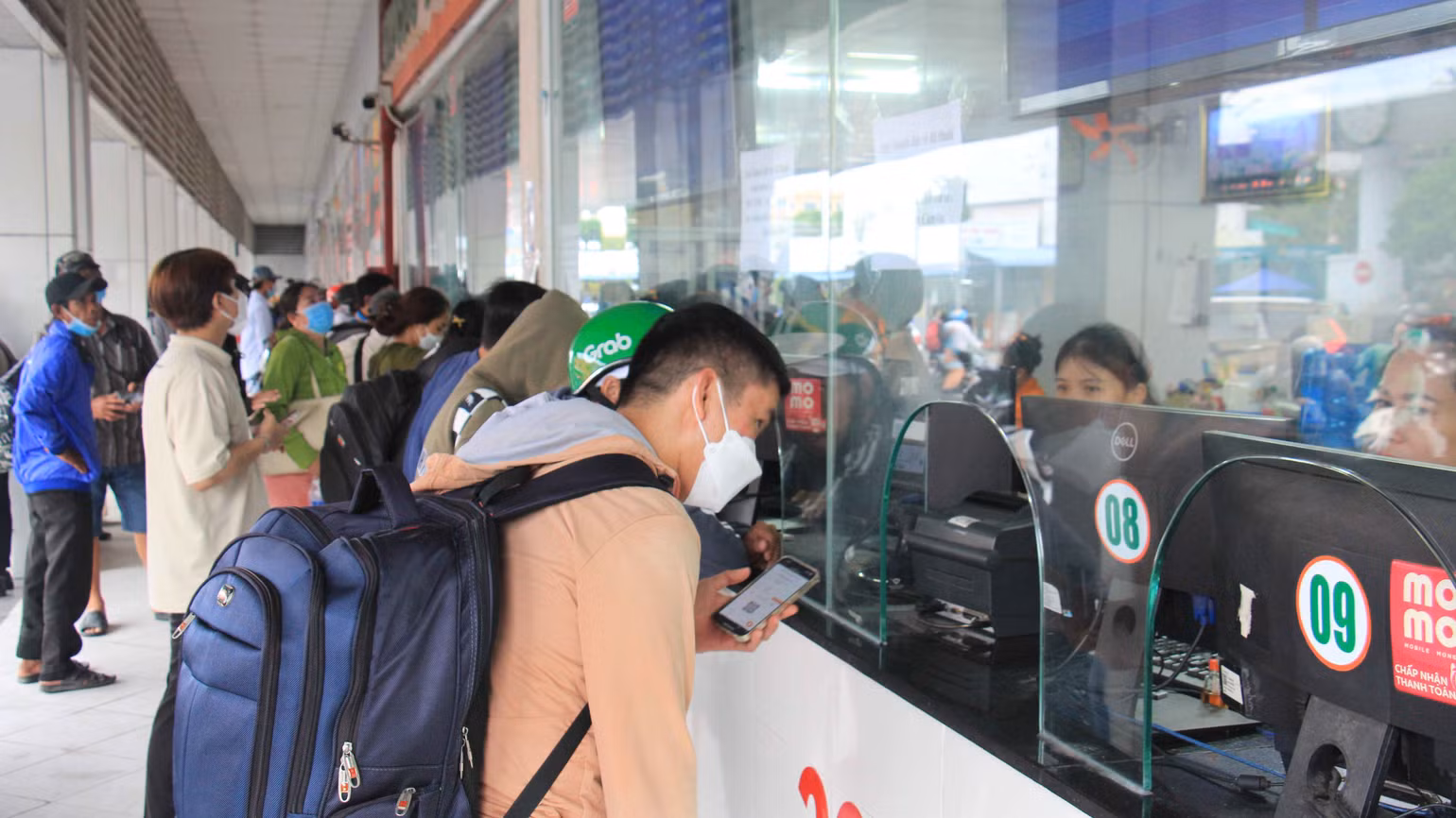 Anh Trần Quốc Hào, quê ở tỉnh Kiên Giang cho biết: "Tôi tranh thủ sắp xếp được công việc nên về quê tối nay để tránh đông đúc, giá vé tăng không đáng kể so với ngày bình thường".