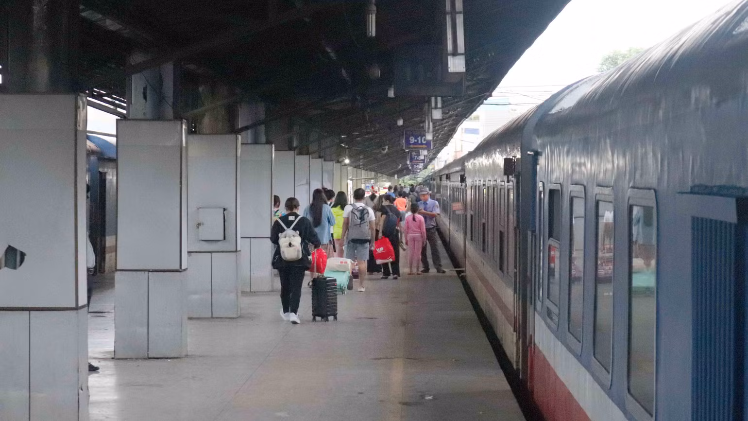 Nhân viên của ga đã mở cửa kiểm tra vé và các giấy tờ tùy thân để khách lên tàu ổn định vị trí.