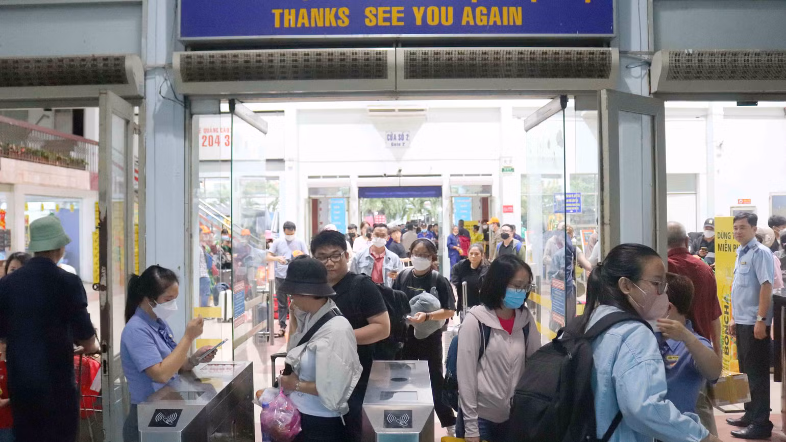 Tại ga Sài Gòn, đến 17 giờ 30 phút, lượng hành khách đến ga bắt đầu nhiều.