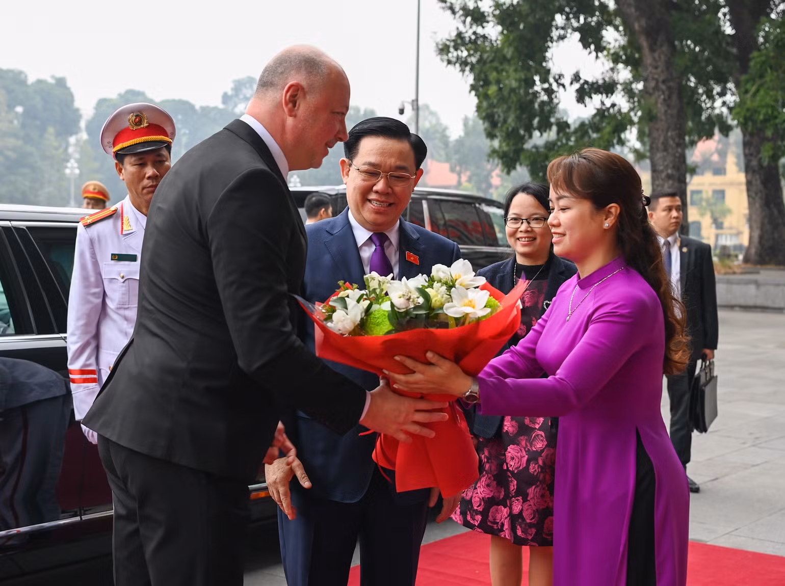 Nhân viên Văn phòng Quốc hội tặng hoa chào mừng Chủ tịch Quốc hội nước Cộng hòa Bulgaria Rossen Dimitrov Jeliazkov. Nhân viên Văn phòng Quốc hội tặng hoa chào mừng Chủ tịch Quốc hội nước Cộng hòa Bulgaria Rossen Dimitrov Jeliazkov.