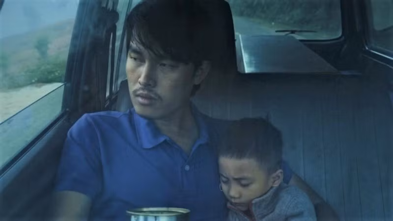 Một cảnh phim trong "Bên trong vỏ kén vàng". Một cảnh phim trong "Bên trong vỏ kén vàng".