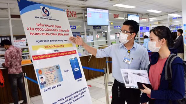 Hướng dẫn người dân sử dụng căn cước công dân khám, chữa bệnh bảo hiểm y tế. (Ảnh: Trung Tâm).