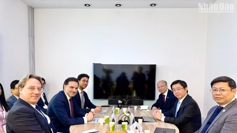 Bộ trưởng Laurent Saint-Martin cho biết Pháp sẵn sàng chia sẻ kinh nghiệm phát triển các chính sách và sáng kiến trong lĩnh vực trí tuệ nhân tạo (AI). Bộ trưởng Laurent Saint-Martin cho biết Pháp sẵn sàng chia sẻ kinh nghiệm phát triển các chính sách và sáng kiến trong lĩnh vực trí tuệ nhân tạo (AI).