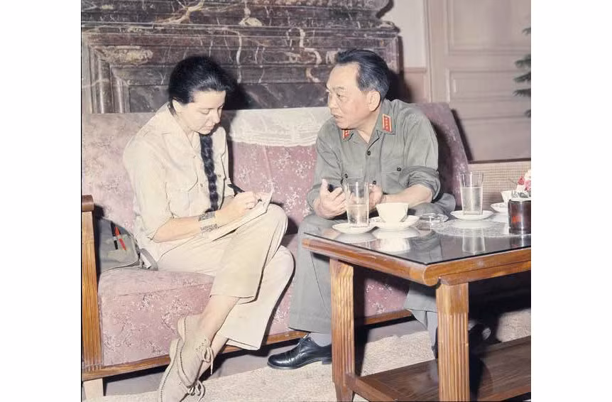 Nhà báo Madeleine Riffaud phỏng vấn Đại tướng Võ Nguyên Giáp vào tháng 6/1968. (ẢNH: l'HUMANITE)