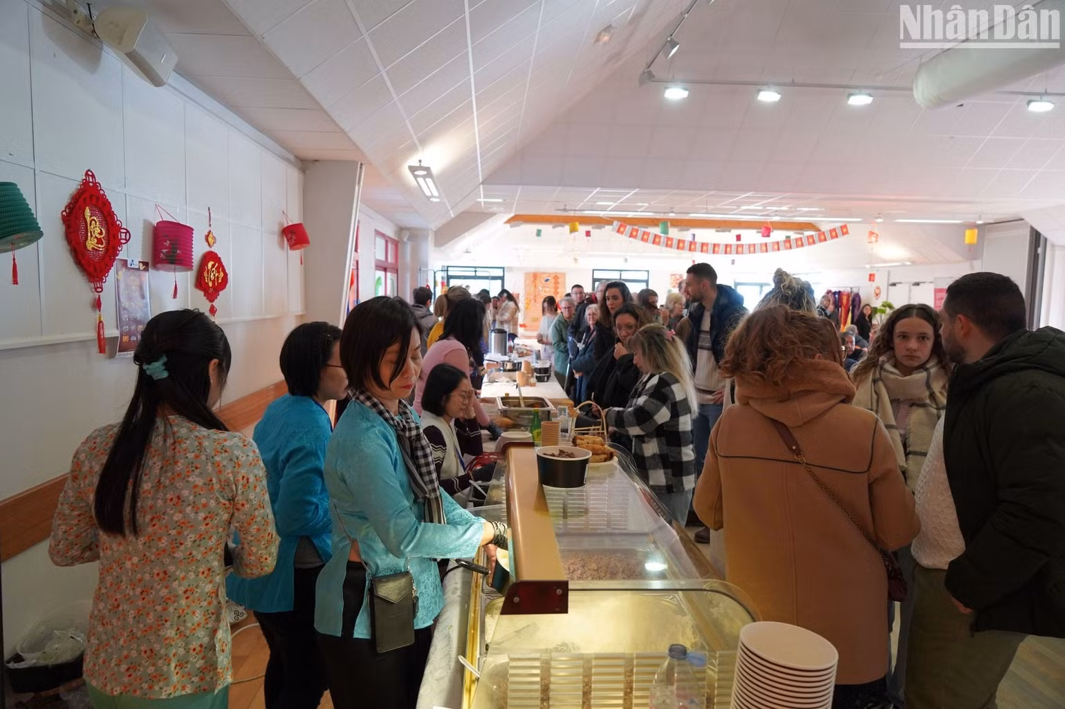 Đông đảo người Việt và người Pháp tới tham gia sự kiện Tết Xuân. Đông đảo người Việt và người Pháp tới tham gia sự kiện Tết Xuân.