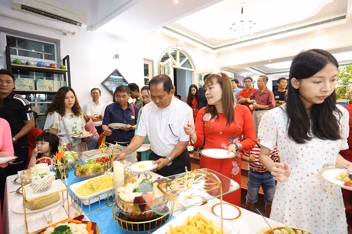 Cộng đồng người Việt tại Brunei thưởng thức các món ăn Việt Nam. Cộng đồng người Việt tại Brunei thưởng thức các món ăn Việt Nam.