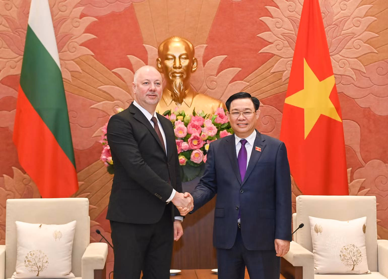 Chủ tịch Quốc hội Vương Đình Huệ và Chủ tịch Quốc hội nước Cộng hòa Bulgaria Rossen Dimitrov Jeliazkov tại buổi gặp hẹp. Chủ tịch Quốc hội Vương Đình Huệ và Chủ tịch Quốc hội nước Cộng hòa Bulgaria Rossen Dimitrov Jeliazkov tại buổi gặp hẹp.