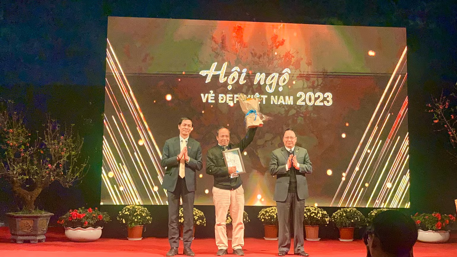 Tác giả Lê Đức Thành (Quảng Bình) đoạt giải Nhất cuộc thi "Vẻ đẹp Việt Nam" 2023 với tác phẩm “Bảo tồn nét truyền thống”. Tác giả Lê Đức Thành (Quảng Bình) đoạt giải Nhất cuộc thi "Vẻ đẹp Việt Nam" 2023 với tác phẩm “Bảo tồn nét truyền thống”.
