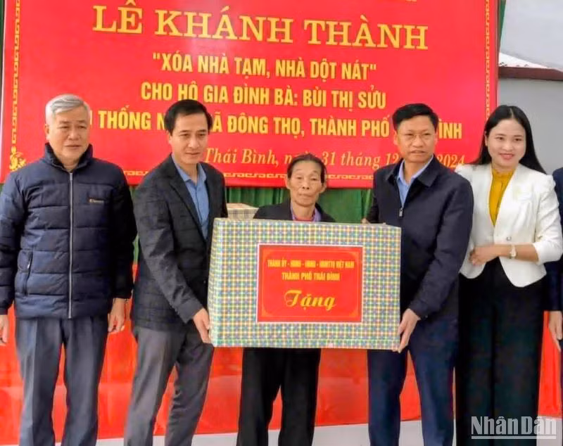 Nhà bà Bùi Thị Sửu ở xã Đông Thọ, thành phố Thái Bình được khánh thành, đưa vào sử dụng với tổng kinh phí 270 triệu đồng. Nhà bà Bùi Thị Sửu ở xã Đông Thọ, thành phố Thái Bình được khánh thành, đưa vào sử dụng với tổng kinh phí 270 triệu đồng.