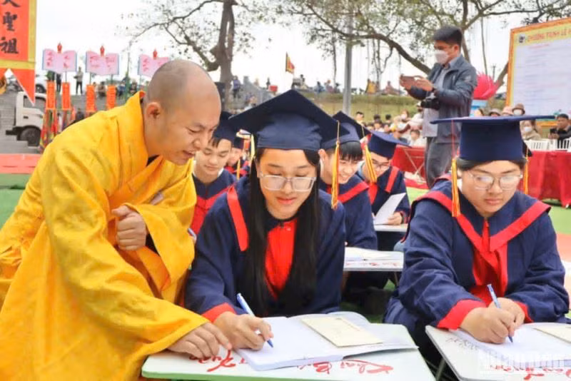 Khai bút đầu Xuân thể hiện đạo lý uống nước nhớ nguồn, tôn sư trọng đạo của dân tộc. Khai bút đầu Xuân thể hiện đạo lý uống nước nhớ nguồn, tôn sư trọng đạo của dân tộc.
