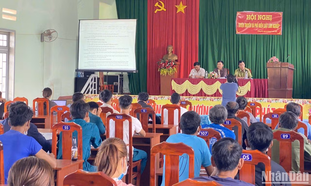 Tăng cường công tác tuyên truyền, vận động người dân tại các xã vùng đệm tham gia bảo vệ rừng, sẵn sàng tố giác các hành vi xâm hại đến tài nguyên rừng.