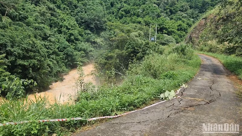 Tuyến đường nhựa ven suối Đắk Nông dẫn xuống 2 nhà máy thủy điện bị rạn nứt một đoạn dài dài khoảng 15m, nguy cơ cao bị sạt lở xuống suối.